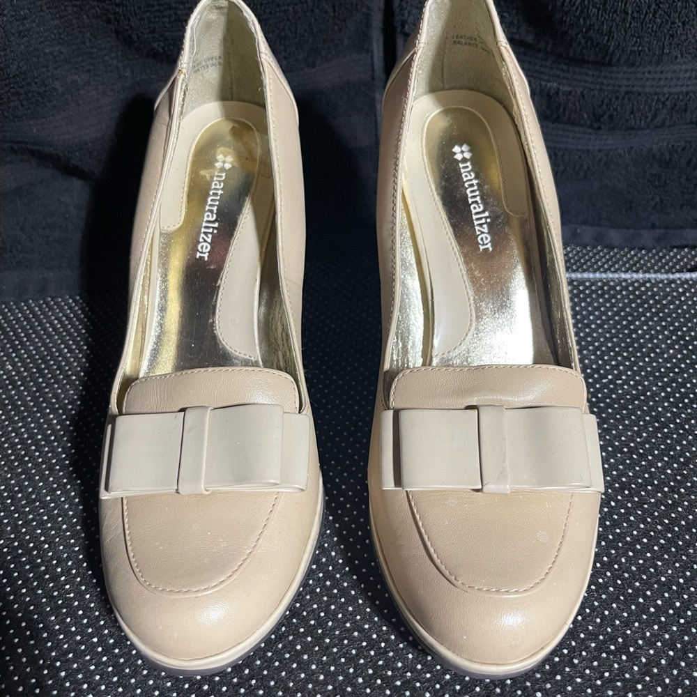 Naturalizer Women's Cream Loafers with Bow Accent